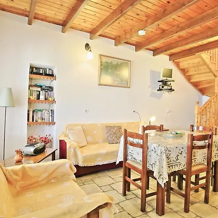 Olgas Cottage: Stone House On The Apartment Kentroma